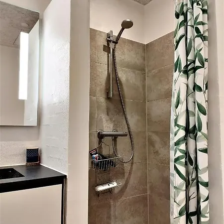 Stylish House W/ Master + Private Garden